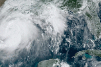 الإعصار دوغلاس يقترب من هاواي