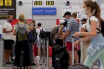 جونسون متمسك بحجر القادمين من إسبانيا