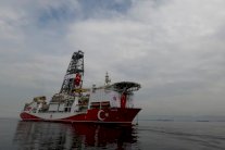 تركيا تعلق عمليات تنقيب في المتوسط