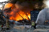 بيروت منكوبة... موت ودموع وهلع عند مدخل المرفأ