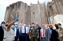 لبنانية لماكرون: حكامنا فاسدون لا تعطهم المال