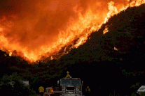 عناصر الإطفاء يكافحون لاحتواء حريق في غابات لوس أنجليس