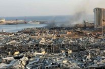 غرق باخرة سياحية كبيرة في مرفأ بيروت 