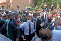 ماكرون بين ناس بيروت معانقاً ومواسياً ومتوعداً