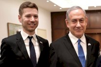 محكمة إسرائيلية تأمر نجل نتانياهو بالكف عن