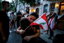 لبنانيون يطردون وزيرين حاولا الاقتداء بماكرون: استقيلا