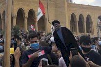 لبنانيون يشنقون حسن نصر الله وميشال عون في وسط بيروت