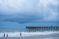 العاصفة أيساياس على أبواب كارولاينا