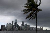 إعصار أيساياس يستعيد شدته ليضرب فلوريدا