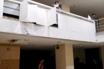 الثوار يقتحمون مبنى جمعية مصارف لبنان