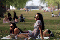 الأوروبيون إلى الشواطئ والخبراء يخشون كورونا