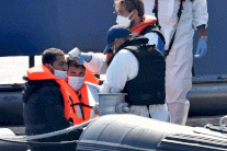 لندن تحضّ باريس على منع عبور المهاجرين