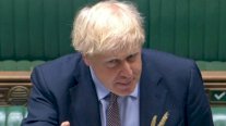 كورونا: جونسون يفرض قيوداً جديدة على التجمعات