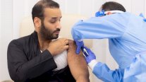 ولي العهد السّعودي يتلقى الجرعة الأولى من لقاح كورونا