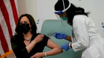 كامالا هاريس تتلقى اللقاح المضاد لكوفيد-19 على الهواء مباشرة