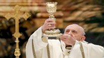 البابا فرنسيس يشرّع خدمات كنسية كانت تقوم بها نساء على المذبح