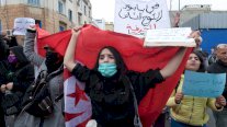 المئات يتظاهرون في تونس والبرلمان يقرّ التعديل الوزاري