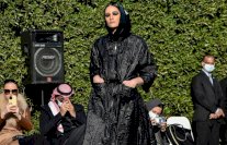 عرض أزياء نادر في السعودية لعباءات أنيقة