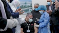 ما حقيقة الفيديو الذي يظهر فيه طبيب لبناني يتظاهر بتلقّي لقاح كورونا؟