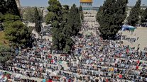 صلاة حاشدة في المسجد الأقصى في أول جمعة من رمضان منذ انتشار كوفيد