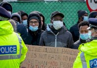 آلاف من طالبي اللجوء في بريطانيا جياع 