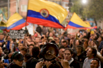 متطوعون في كولومبيا يعالجون المتظاهرين المصابين في الاحتجاجات