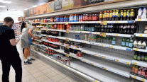 بريطانيا: موزعون يطلبون تخفيف إجراءات العزل لملء رفوف المتاجر