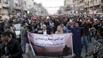 وهتف المحتجون: 