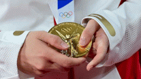 أولمبياد طوكيو: بطلة أولمبية تحصل على ميدالية بديلة بعدما عض مسؤول الأصلية