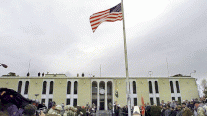 إنزال عَلَم الولايات المتحدة عن سفارتها في كابول