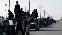 حركة طالبان تستعرض في قندهار معدات عسكرية أميركية مصادرة