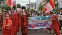 رهبان بوذيون يتظاهرون ضد الانقلاب العسكري في بورما