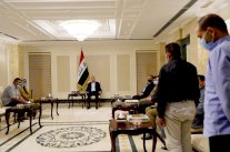 الكاظمي يجمع بين 