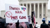 المحكمة العليا منقسمة حول حق الأميركيين في حمل السلاح خارج منازلهم