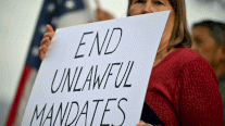 محكمة فدرالية تُعلق قرار إلزامية التلقيح لموظفي شركات أميركية
