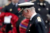 والملكة تغيب لالتواء ظهرها..!