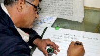 في العراق فنّ الخطّ العربي يقاوم الصعوبات الاقتصادية