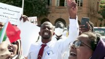 أطباء سودانيون يتظاهرون احتجاجاً على استهداف الكوادر والمستشفيات