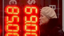 سعر العملة الروسية ينخفض لما دون العتبة الرمزية