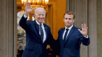 ماكرون يتحدث هاتفياً مع بايدن عشية لقائه مع بوتين
