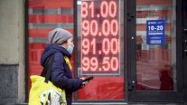 الروبل الروسي ينخفض بنحو 30% بعد العقوبات الأخيرة