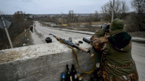 جنود أوكرانيون مستعدون لتفجير آخر جسر غرب كييف 