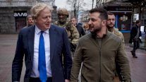جونسون يتجول سيراً على الأقدام برفقة زيلينسكي في شوارع كييف المقفرة