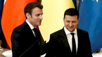 زيلينسكي يدعو ماكرون لزيارة أوكرانيا ليتأكد من حصول 