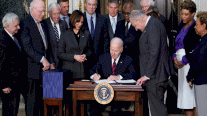 بايدن يوقع حزمة مساعدات ضخمة لأوكرانيا