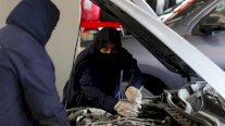 ميكانيكيات سعوديات يزاحمن الرجال في ورشة لإصلاح السيارات