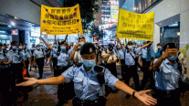 سكان هونغ كونغ يحييون ذكرى احتجاجات تيان أنمين سراً