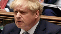 بوريس جونسون يفلت من تصويت على حجب الثقة من نواب حزبه