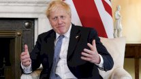 بوريس جونسون يبدي تحديًا أمام البرلمان رغم النقمة في معسكره