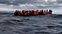 البحث جار عن عشرات المهاجرين بعد غرق مركبهم في بحر إيجيه